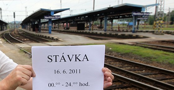 elezniní odborái vyvují na nádraí v Havlíkov Brod informaci o stávce.