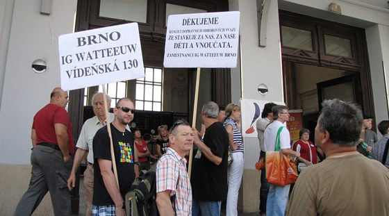 Mítink na podporu stávkujících odborá ped Hlavním nádraím v Brn.  (16. erven 2011)