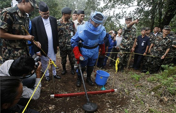 Nepálský premiér Dala Nath Khanal (druhý zleva) sleduje nepálskou vojaku, jak pedvádí itní minových polí poté, co se Nepál zbavil poslední miny. (14. ervna 2011) 