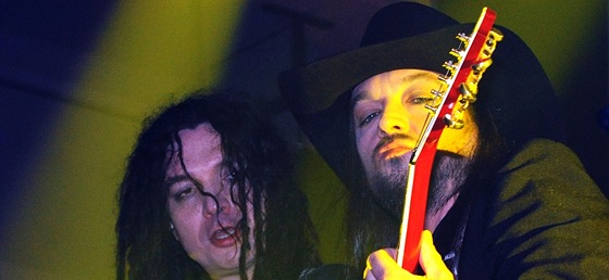 Frontman skupiny Wanastowi Vjecy Robert Kodym a baskytarista Tomá Vartecký (vlevo) vystoupili 10. ervna na koncertu v klubu Mlejn v Praze. 