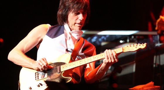 Jeff Beck pi svém vystoupení v newyorském The Beacon Theatre (bezen 2011)