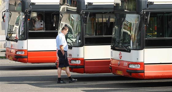 Autobusy zmní mezi Dejvicemi a Suchdolem jízdní ády. (Ilustraní snímek)