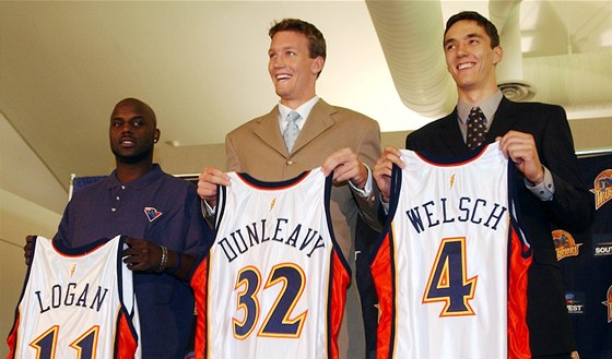 Basketbalista Jií Welsch (vpravo) drí svj nový dres. Po draftu do NBA se stal lenem týmu Golden State Warriors. (27.ervna 2002) 
