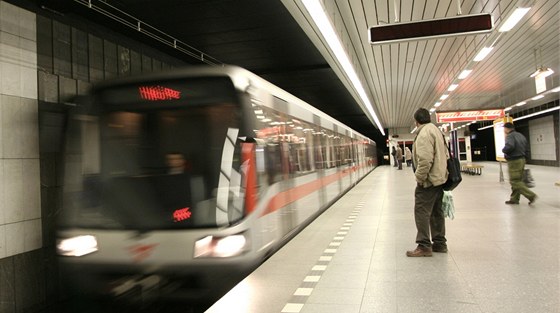 Lidé protestovali v metru proti zdraení jízdného v praské MHD