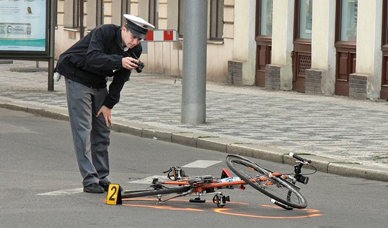 Mu bez idiáku a se temi promile nedal cyklistce pednost. Ilustraní snímek