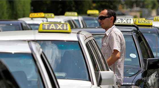 Podle pedstav D si ml zákazník koupit spolu s jízdenkou voucher na taxi a do cílové stanice. Ilustraní foto.