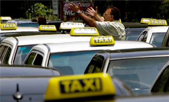 Nepoctiví taxikái jsou problém: dlají esku patnou povst, okrádají zákazníky i stát. Radim Janura má eení (ilustraní foto).