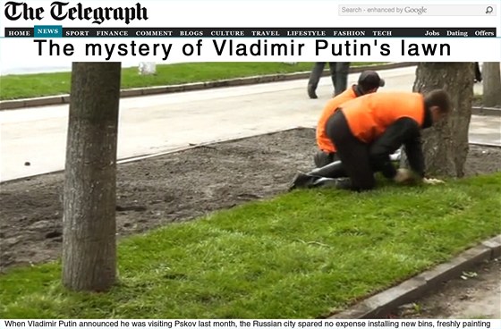 Píprava trávníku ped návtvou Vladimira Putina v ruském mst Pskov.