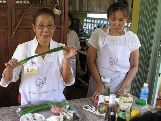 kola vaení v thajském Bangkoku - paní Tam se svou asistentkou pedvádjí pípravu Gai Hor Bai Toey (kue zabalené do pandánových list)