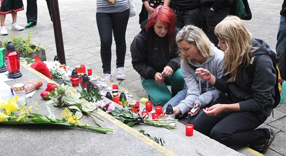 Ped kolou se rozrstá pietní místo, zavzpomínat na spoluáka a uitelku picházejí desítky lidí.