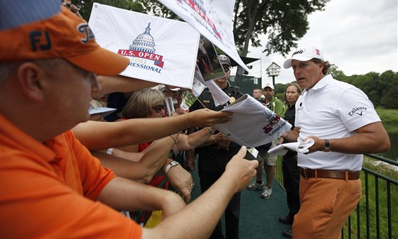 NÁJEZD DIVÁK. I o tréninková kola golfového US Open je zájem. A Phil Mickelson je o autogram ádán snad nejastji.