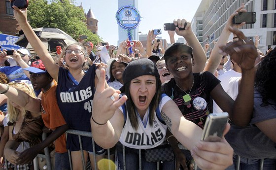 Oslavy fanouk basketbalist Dallas Mavericks po zisku mistrovského titulu v NBA