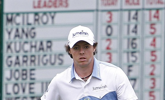 SOUSTEDNÝ SUVERÉN. Golfisté sice tvrdí, e výsledkové tabule píli nesledují, ale za takové situace, v jaké se ocitl lídr US Open Rory McIlroy, bylo tké o ohromném náskoku nevdt.