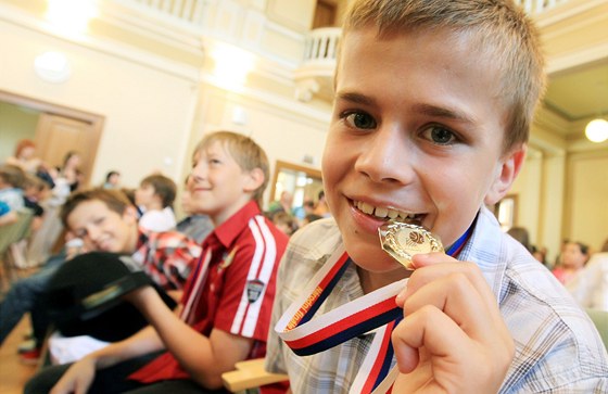 Kapitán basketbalového týmu pardubických miniák Jií Ková se zlatou medailí