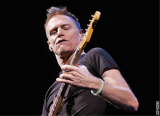 Bryan Adams pi svém zatím posledním koncert v Praze v roce 2006