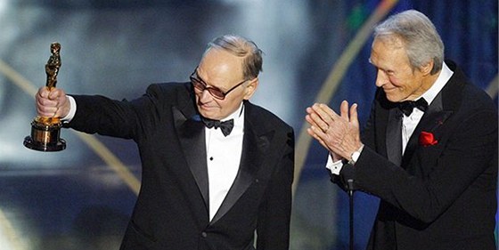 Ennio Morricone pebírá od Clinta Eastwooda Oscara za celoivotní pínos (2007).