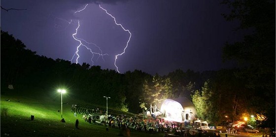 V roce 2008 se nad areálem rozpoutala boue, nyní se vak stahují mrana nad budoucností celého festivalu Zahrada.