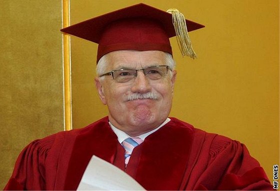 Václav Klaus dostal estný doktorát.
