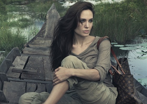 Angelina Jolie se v przkumu umístila lépe ne její manel Brad Pitt. Hlasovalo...