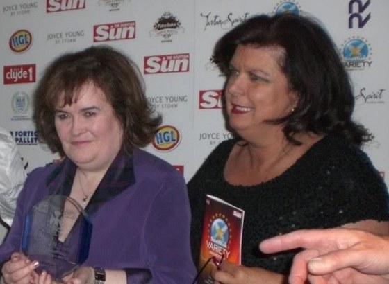 Susan Boyleová a hereka Elaine C. Smithová pi pedávání Skotské ceny za vynikající výsledky