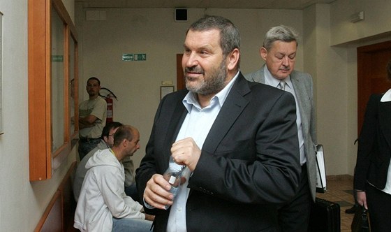 Alexandr Novák míí do soudní místnosti. Snímek z roku 2010.