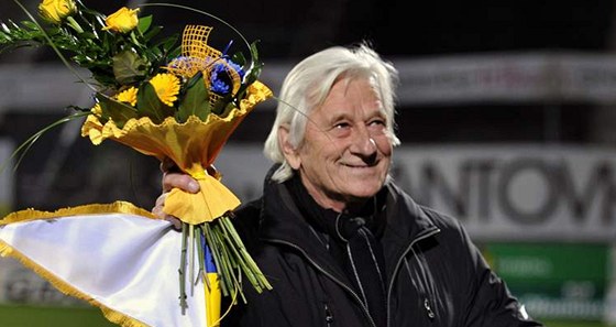 Karel Brückner pijímá na olomouckém stadionu gratulace k sedmdesátým narozenimám.