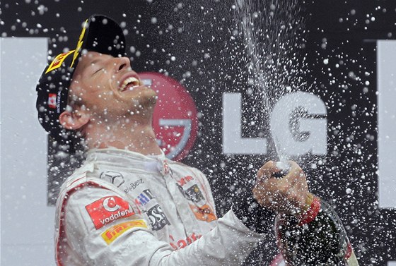 Jenson Button slaví triumf ve Velké cen Kanady. 