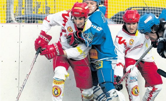 MNÍM DRES. pikový eský hokejbalista Pavel Kube (vlevo v bílém) se po této sezon pesthuje po letitém angamá u rivala z Hradce Králové zpt do rodných Pardubic.