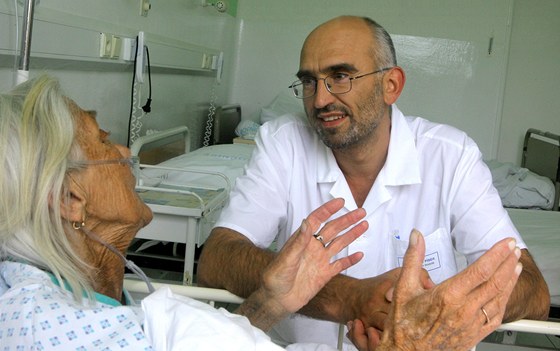 Kaplan písecké nemocnice Rostislav Homola hovoí s pacientkou Jaroslavou Kuchaovou. 