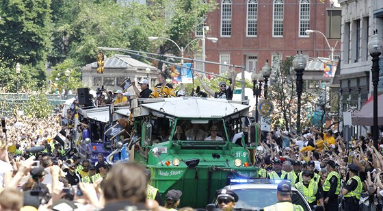 A milion obyvatel Bostonu slavil se svými oblíbenci triumf ve Stanley Cupu.