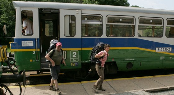 Turisté vystupují v Koutech nad Desnou z vlaku. Protoe je tra privátní a pro obce její provoz zajiuje soukromý dopravce, stávka se jí nedotkla.