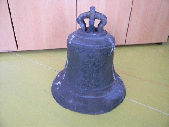 Odcizený zvon z kapliky v Horách na Karlovarsku.