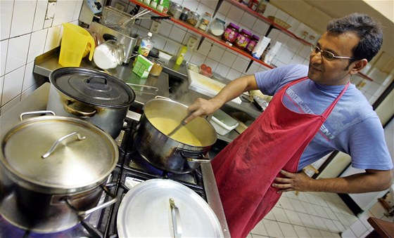 Bangladéan Shameem Khan provozuje kousek od hotelu Thermal indickou restauraci Tandoor.