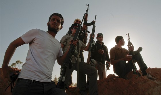 Libyjtí rebelové se zbranmi útoí na jednotky Muammara Kaddáfího