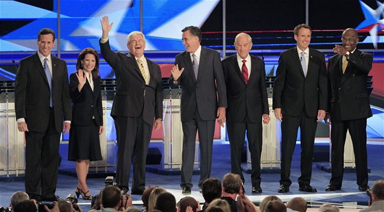 Republikántí kandidáti pi první televizní debat (zleva) Rick Santorum, Michele Bachmannová, Newt Gingrich, Mitt Romney, Ron Paul, Tim Pawlenty a Herman Cain