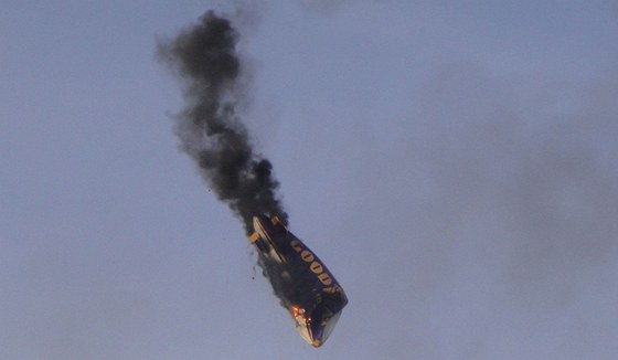 Vzducholo zaala hoet padesát metr nad zemí a i s pilotem se zítila k zemi.