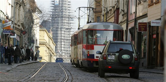 Tramvaje psobí v centru vibrace a otesy. Práv proto byly v Pekaské a Denisov ulici pi rekonstrukci (snímek je z doby ped ní) koleje znovu poloeny tak, aby se tyto jevy projevovaly slabji.