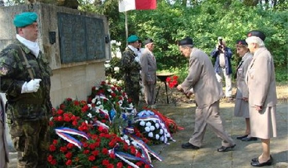 Památník jednadvaceti zastelených Perovanm, které popravili nmetí vojáci pi perovském povstání na sklonku druhé svtové války. Perov ho nyní od msta Olomouc zdarma získá.