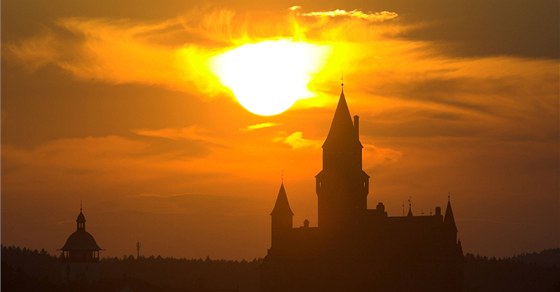 Západ slunce nad hradem Bouzov