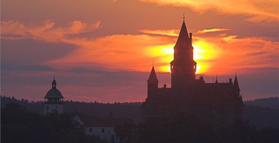 Hrad Bouzov u brzy nebude do okolí záit jen pi západu slunce, ale také po nm. Dostane toti nové nasvícení stejn jako pístupové cesty k nmu. To ve za dva a pl milionu korun.