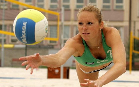 Pláová volejbalistka Kristýna Kolocová se spolu s Markétou Slukovou probily v Klagenfurtu do osmifinále.