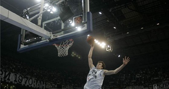 Jan Veselý z Partizanu Blehrad smeuje do koe Maccabi Tel Aviv.