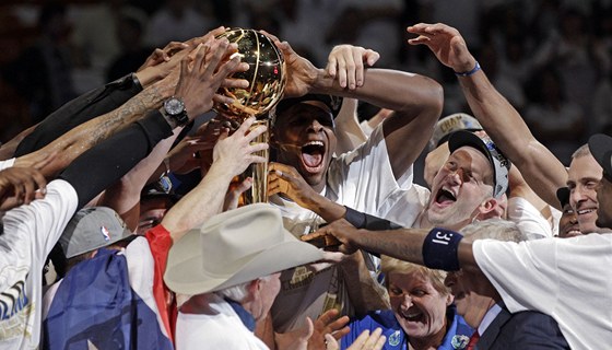 Basketbalisté Dallasu Mavericks slaví titul v NBA.