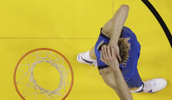 Dirk Nowitzki z Dallasu Mavericks po steleckém neúspchu.