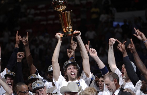 Dirk Nowitzki z Dallasu Mavericks zvedl nad hlavu trofej pro ampiony NBA.