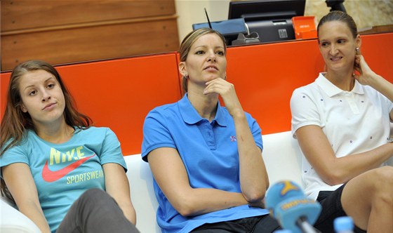 eské basketbalistky (zleva) Kateina Elhotová, Eva Víteková a Petra Kulichová na tiskové konferenci.