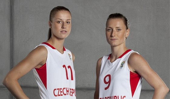 Kateina Elhotov (vlevo) a Kateina Bartoov v reprezentanm dresu.