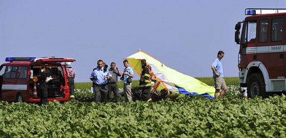 V Syrovicích na Brnnsku spadlo na pole rogalo. Pilot zemel. (11. ervna 2011)