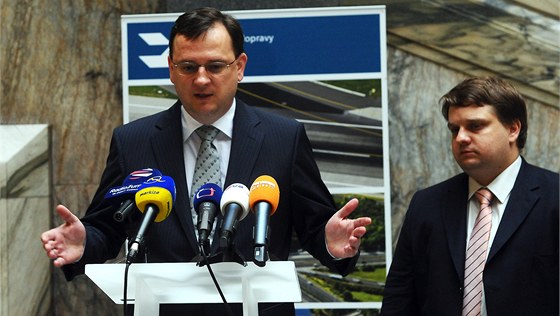 Premiér Neas a ministr dopravy Radek merda na tiskovce k podpoe dopravy bhem stávky (14. ervna 2011)