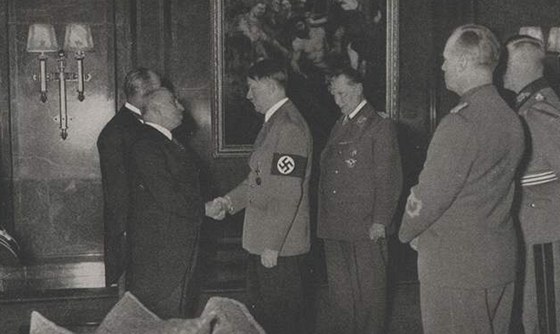 Prezident Hácha a Adolf Hitler pi schzce v ranních hodinách 15. bezna 1939.